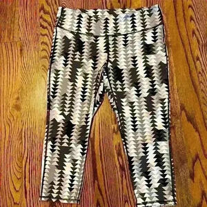GUC - GAP Fit Workout Leggings - Black and white print - Size Large